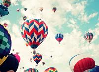 好多热气球升起图片