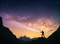 夜空下一个人拿着手电筒图片