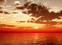 火红的晚霞染红了湖面图片