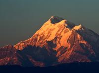 阳光照在山顶上图片