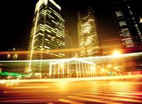 灯光穿梭的都市高楼夜晚繁华图片