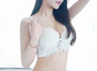 他的舌头湿热伸进后面 你的花儿绽放了 吐出来好多蜜汁