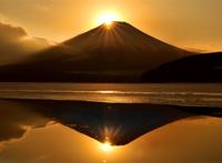 富士山傍晚金光恬静图片