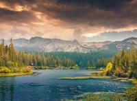 唯美树林围绕的湖泊图片