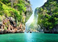 山谷之间的湖水壮观图片