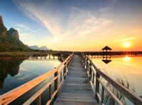 湖面上的木板护栏小路图片