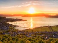 湖边村落日出图片