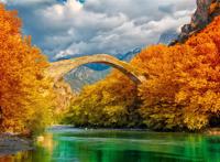 拱桥深秋树木景色图片