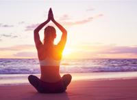 面朝大海瑜伽的美女图片