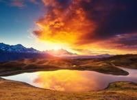 山丘上面的湖泊傍晚图片