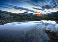 傍晚在山上露营的帐篷图片