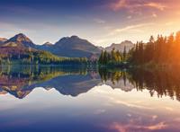 平静的湖面映射着树木和大山