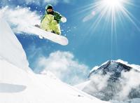 滑雪运动飞起瞬间图片