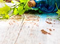 木板上的蓝色漂流瓶图片