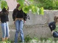 女人站着尿尿的裤子 美女光衣服和裤子