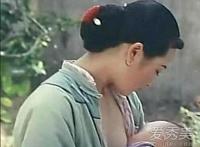 女兵挤奶喂奶 奶水一捏往外喷