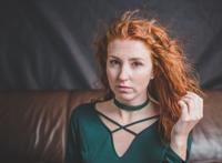 金色卷发美女图片