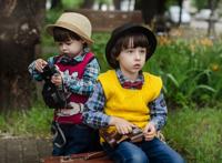 草地上可爱的外国男孩兄弟照片