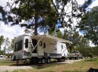 公园内敞开的房车休闲图片