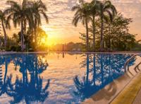 落日下偌大的游泳池高档图片