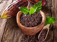 放在木桌上面的坚果图片