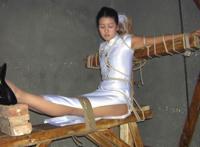 光脚女上老虎凳图片 女八路军上老虎凳图片