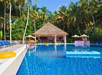 浪漫清澈的蓝色游泳池图片