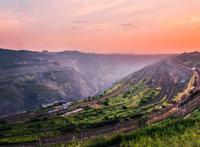 多条在山腰上的公路纵横交错