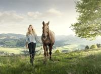 美女牵着骏马图片