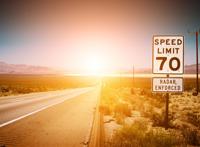 绵延的公路限速牌图片