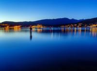 夜晚城市湖泊合为一体唯美图片