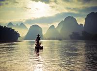 桂林山水划船的老翁图片