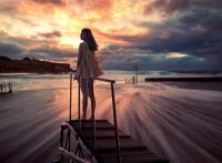 傍晚远望的女生图片