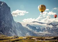 山顶上飘着的热气球图片