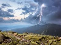 山上看到远处天空闪电图片