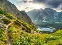 站在山腰上远望山脚下的小湖图片