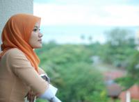 裹着头巾的回族美女图片