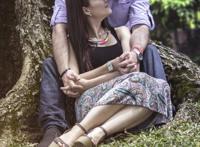 坐在大树下亲热的男女图片