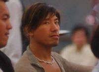 乌鸦哥叼烟掀桌gif 古惑仔乌鸦叼烟