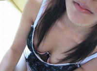 低胸坐公交图 公交上看胸流鼻血