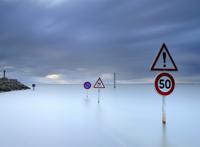 公路被水淹没后只剩下路标图片