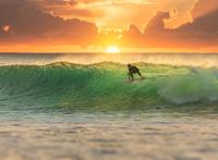 落日黄昏冲浪者图片