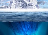 漂在寒冷的海水上面的冰山图片