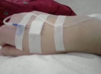 女生打针输液手图片