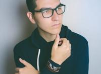 戴眼镜的帅哥图片