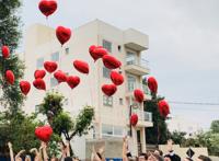 众多新人结婚派对放飞气球图片