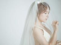 美女侧身低头忧伤图片