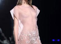 法国风尚颤奶时装秀 米兰开放时装裸露走秀