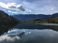 蓝天白云湖边图片