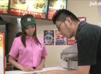 男友吃奶钻进衣服里动态 27报邪态恶动图gif